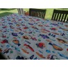 Nappe 100 % hydrofuge et résistante aux taches, motif coloré de mer et de poisson. Dans toutes les tailles. Pas de repassage.