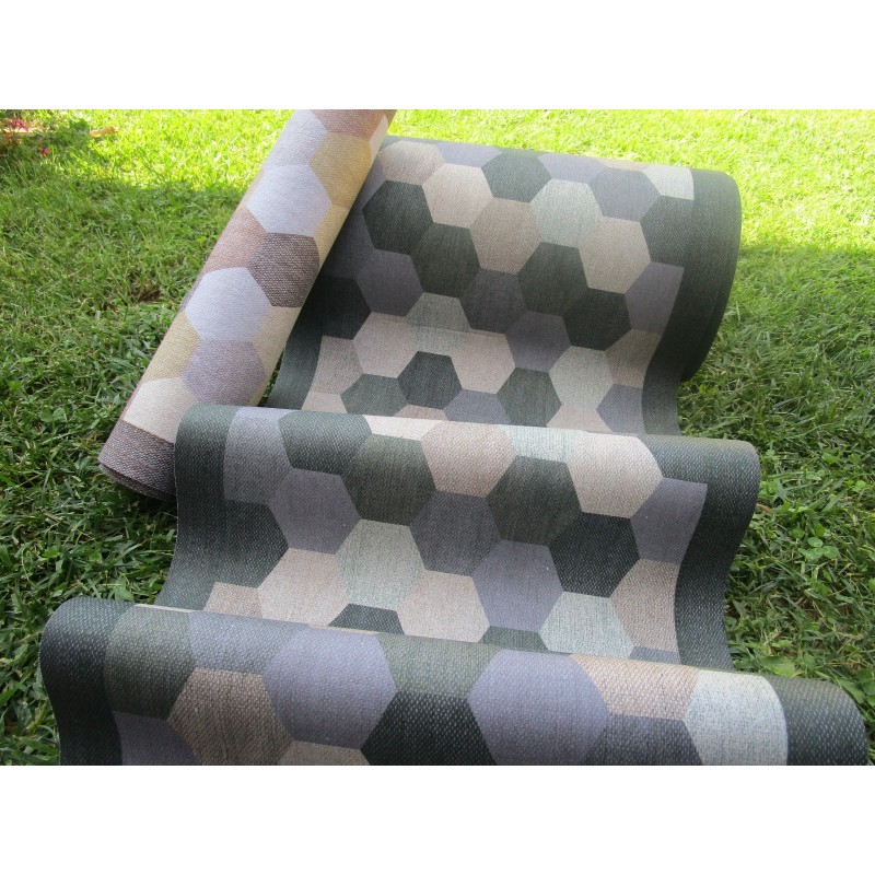 Teppich als Meterware GEOMETRISCHES Design Farben: Grün-Beige aus wasserabweisendem Stoff. Rutschfest. 0,10 Cent pro