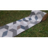 Teppich als Meterware GEOMETRISCHES CUBE-Design aus wasserabweisendem nautischem Stoff. Rutschfest. 0,11 Cent pro Stück.